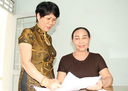 'Bà Lầu Tài Múi (đứng), người có uy tín trong đồng bào dân tộc Hoa ở xã Phú Bình (huyện Tân Phú), trao đổi cùng người&nbsp;dân.&nbsp;Ảnh:&nbsp;S.Thao

'