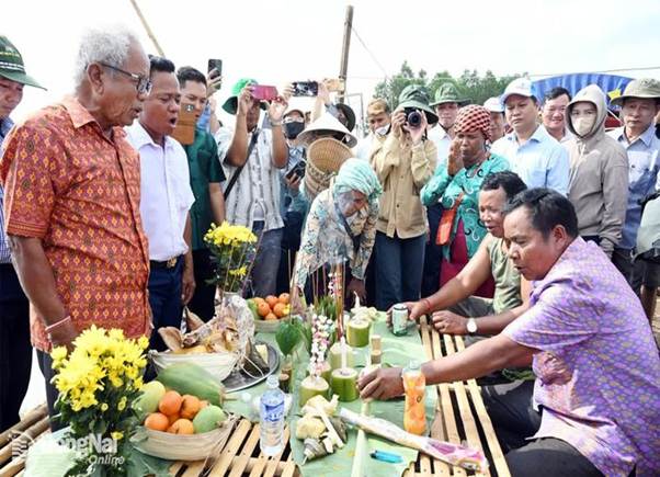 Nghi thức cúng thần linh được các già làng, người có uy tín của địa phương thực hiện trước khi bước vào hoạt động bắt cá. Ảnh: Nguyễn Tấn